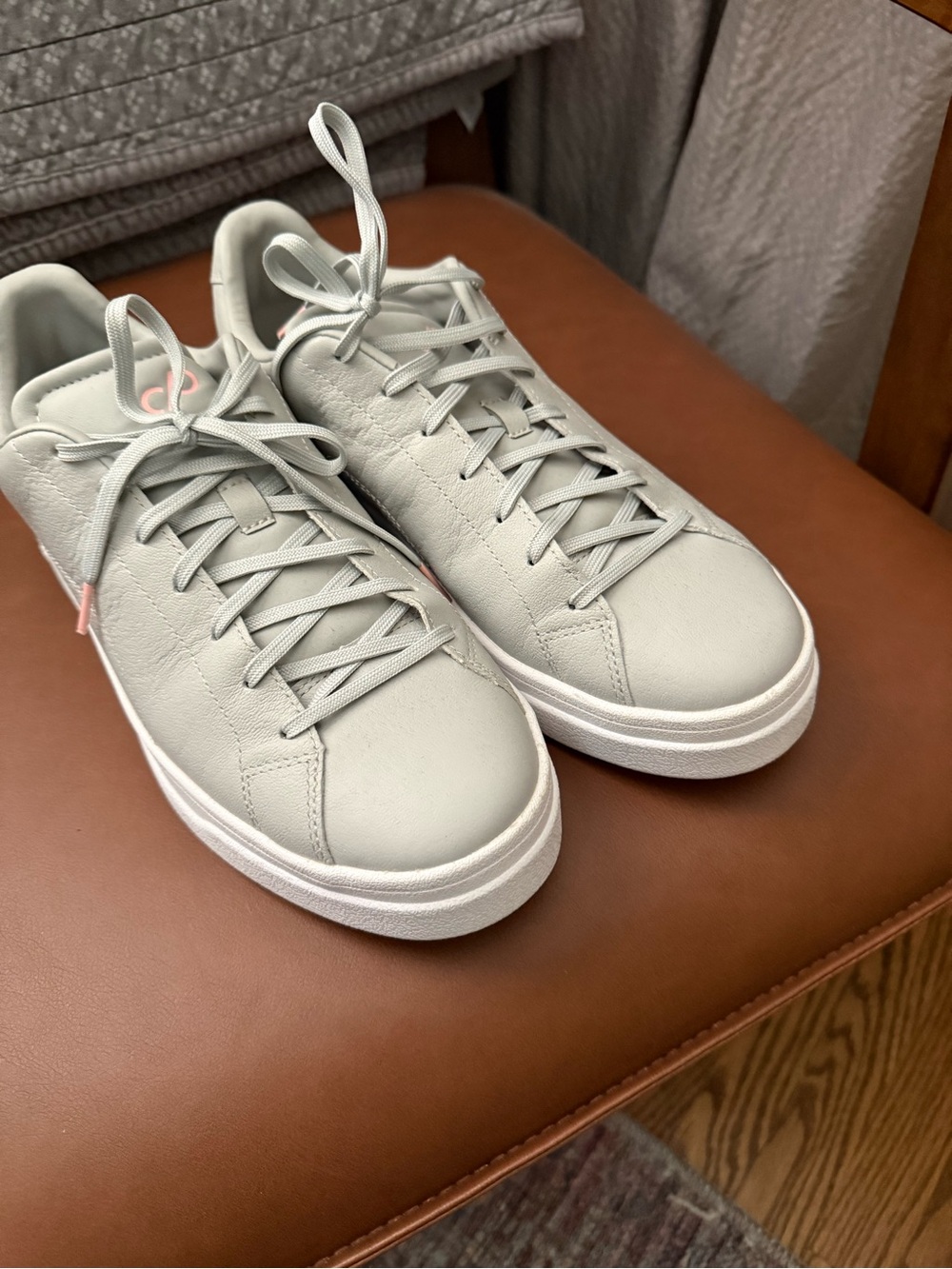 Source Unknown Light Gray Women's Sneakers with Subtle Pink Accents